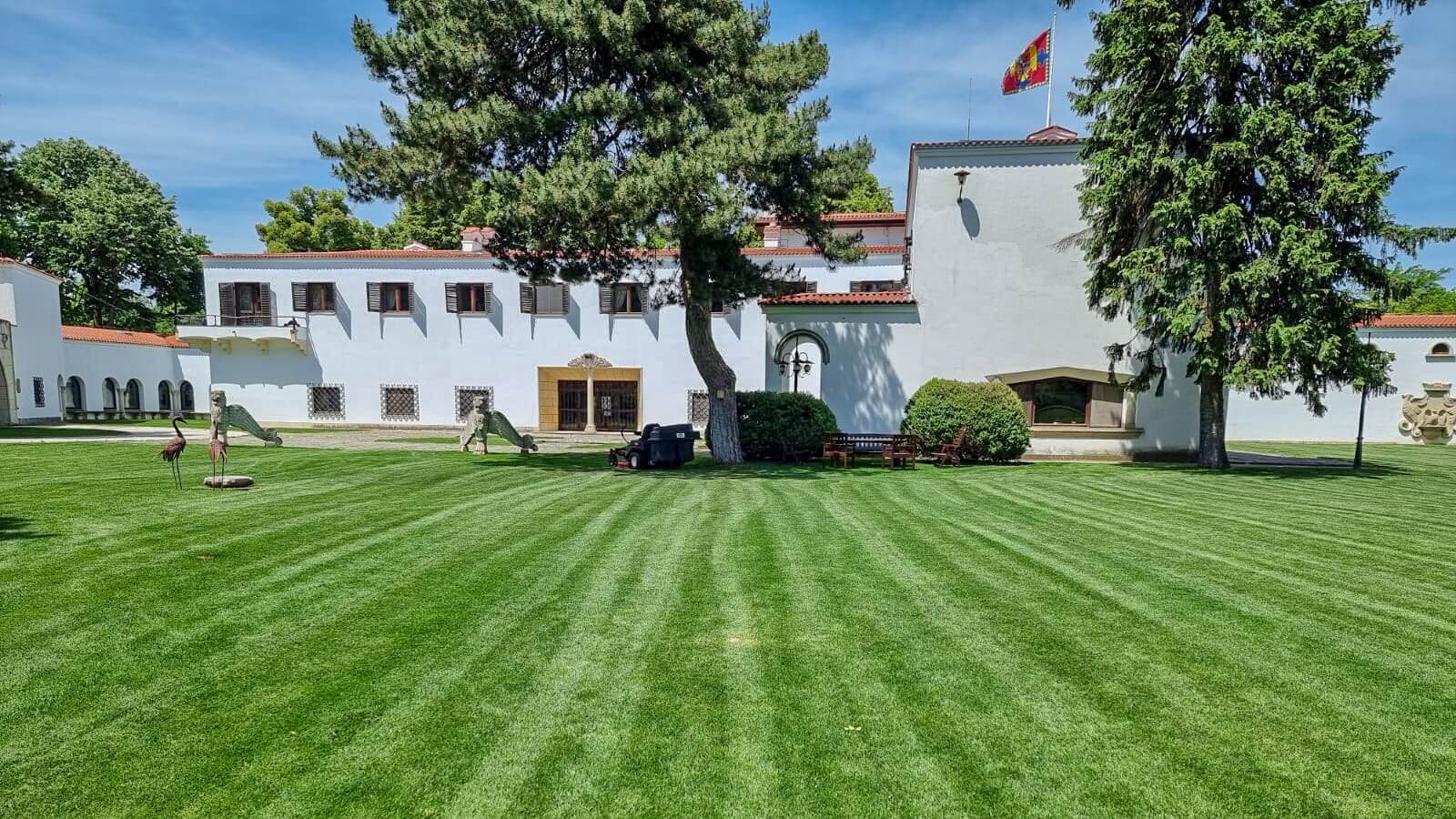 Întreținere grădină Palatul Elisabeta